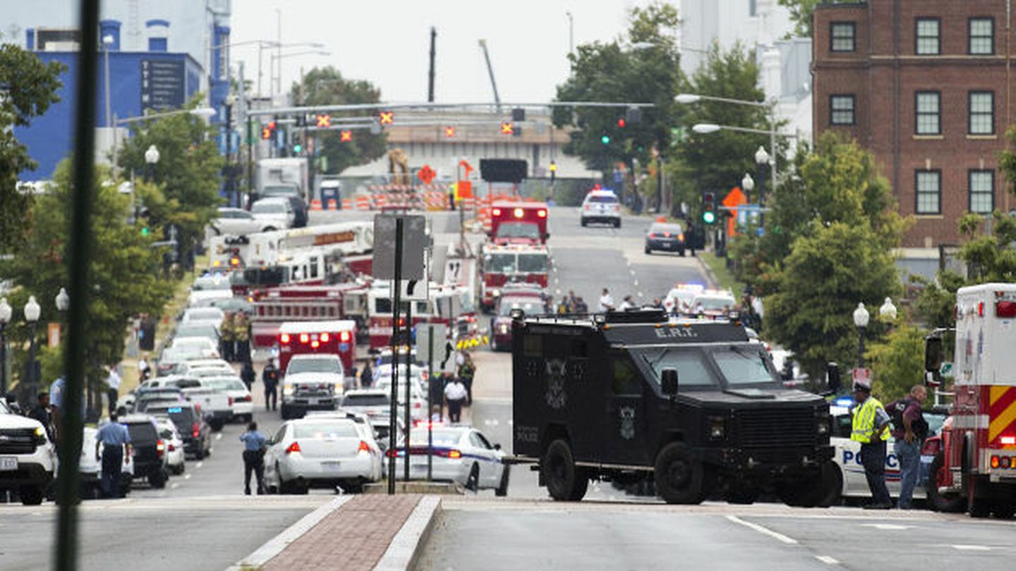 La Policía bloquea una calle cercana a la sede de la Marina, en Washington (Reuters).