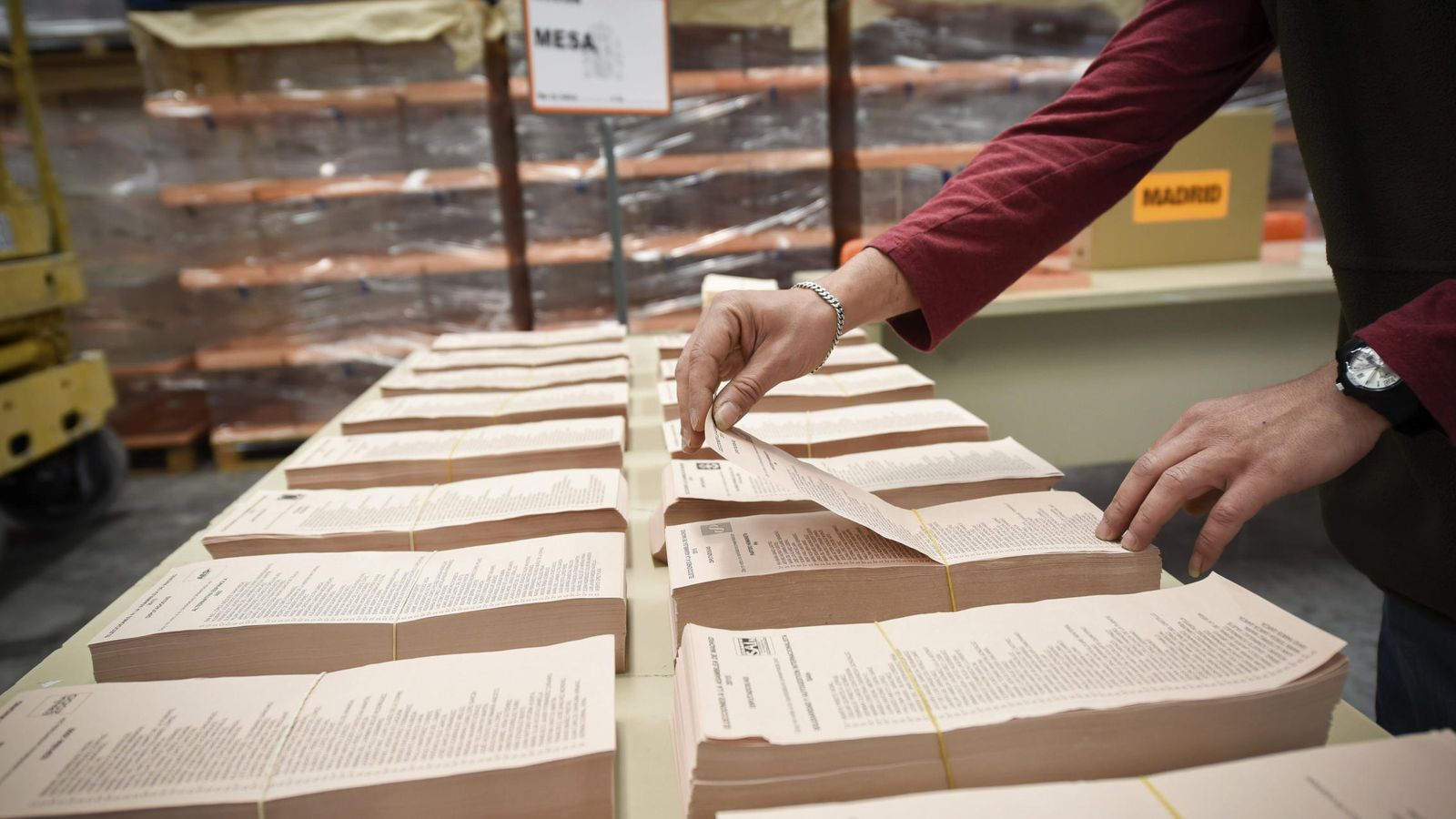 Foto: Preparativos en el almacén central del material electoral en Alcalá de Henares, Madrid. (Efe)