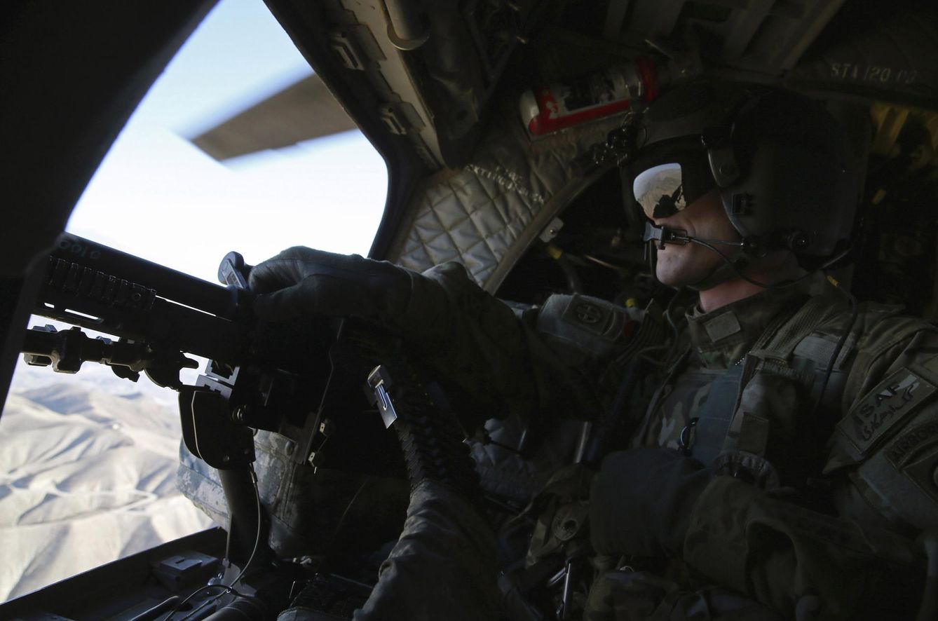Un helicóptero Chinook del ejército estadounidense sobrevuela una cordillera en Afganistán. (Reuters)