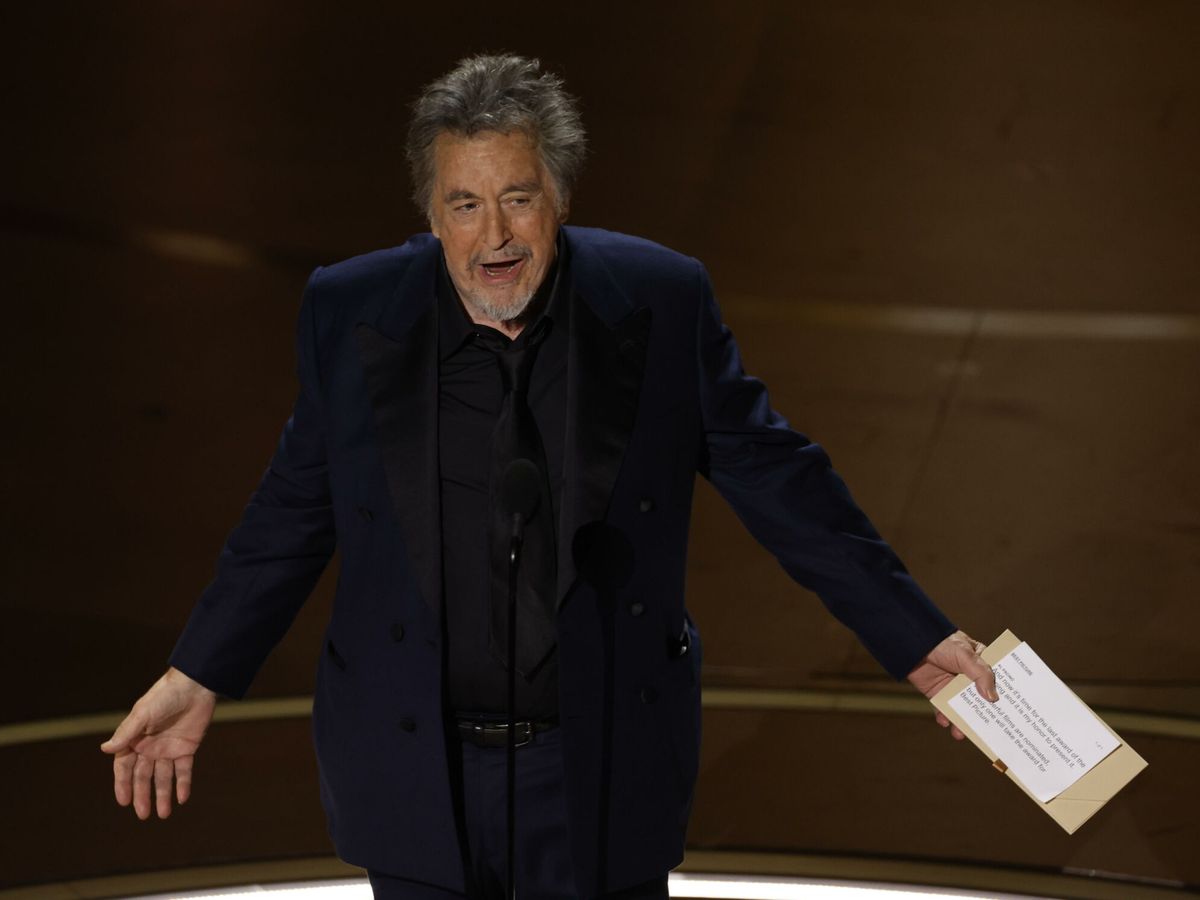 Foto: Los Oscar 2024 casi viven un nuevo 'La La Land': Al Pacino se hace un lío con 'Oppenheimer' y el premio a mejor película (EFE/EPA/CAROLINE BREHMAN)