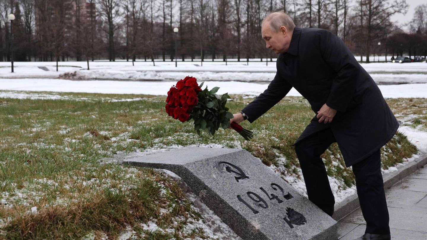 Putin, en el cementerio de Piskariovskoye en San Petersburgo. (EFE/Sputnik/MIKHAEL KLIMENTYEV)