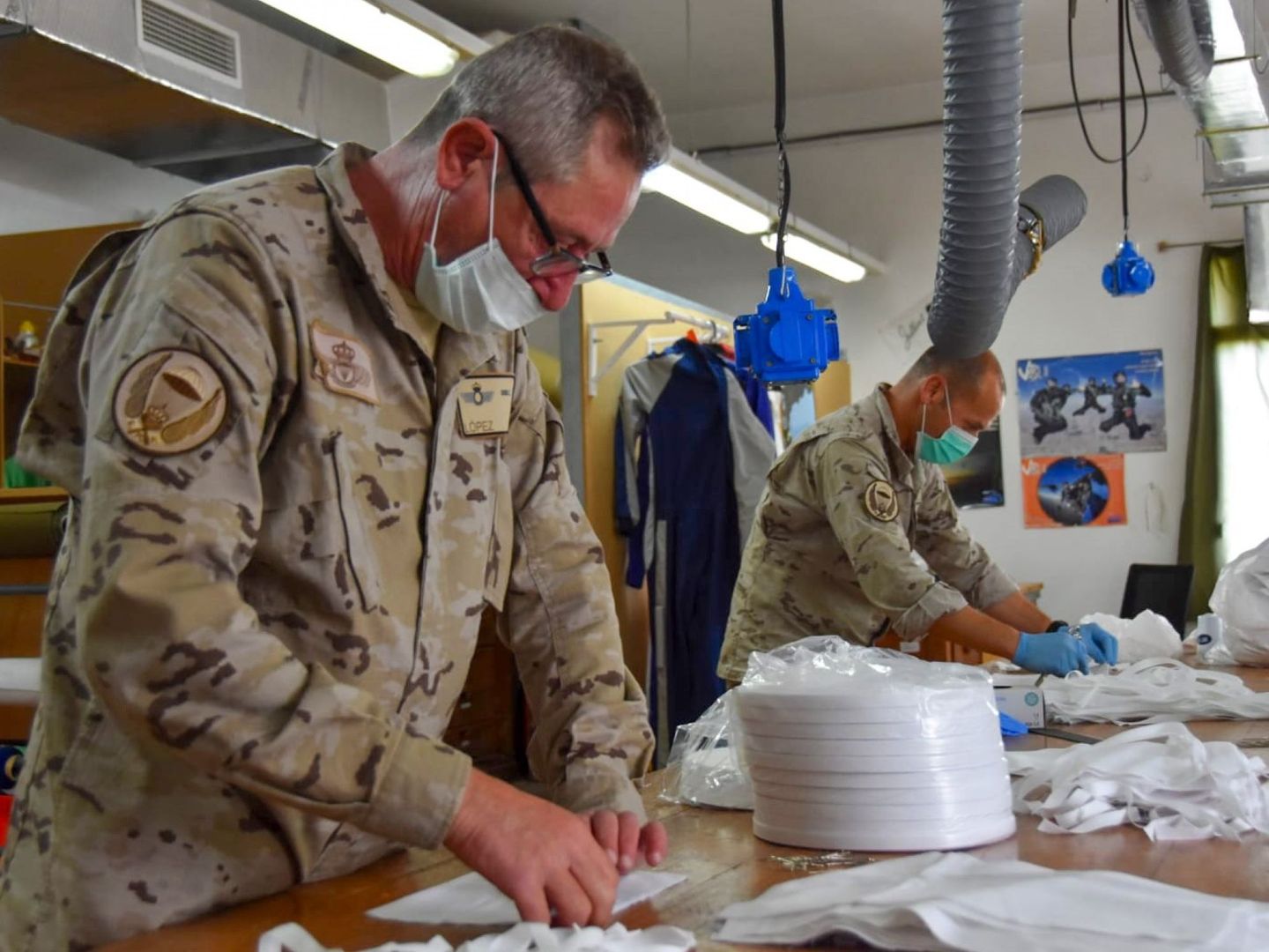 En la Escuela Militar de Paracaidismo EMP de Alcantarilla, en Murcia, están fabricando 500 mascarillas diarias para proteger al personal sanitario. (EFE)