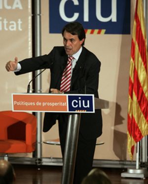 Artur Mas presume de catalanidad y centra su campaña en atacar la ‘deriva españolista’ de Montilla