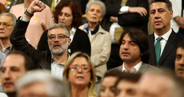 Foto: El líder de la CUP, Carles Riera (i), y el del PPC, Xavier García Albiol (d), en el momento en el que cantan el himno catalán en el hemiciclo del Parlament en la investidura de Quim Torra. (EFE)