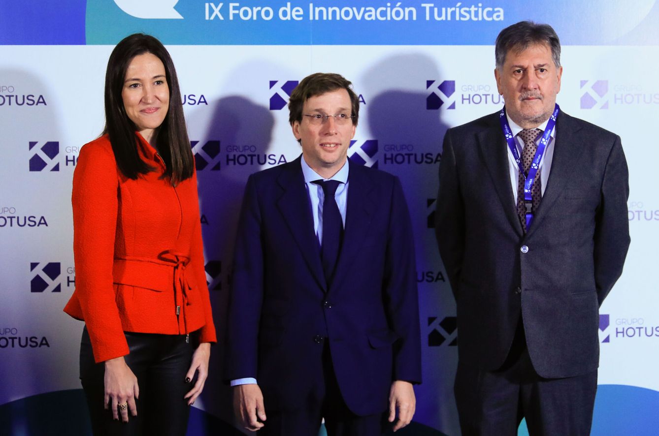 El alcalde de Madrid, José Luis Martínez-Almeida, junto al presidente de Hotusa, Amancio López, en el foro organizado por Hotusa el pasado enero, previo a Fitur.