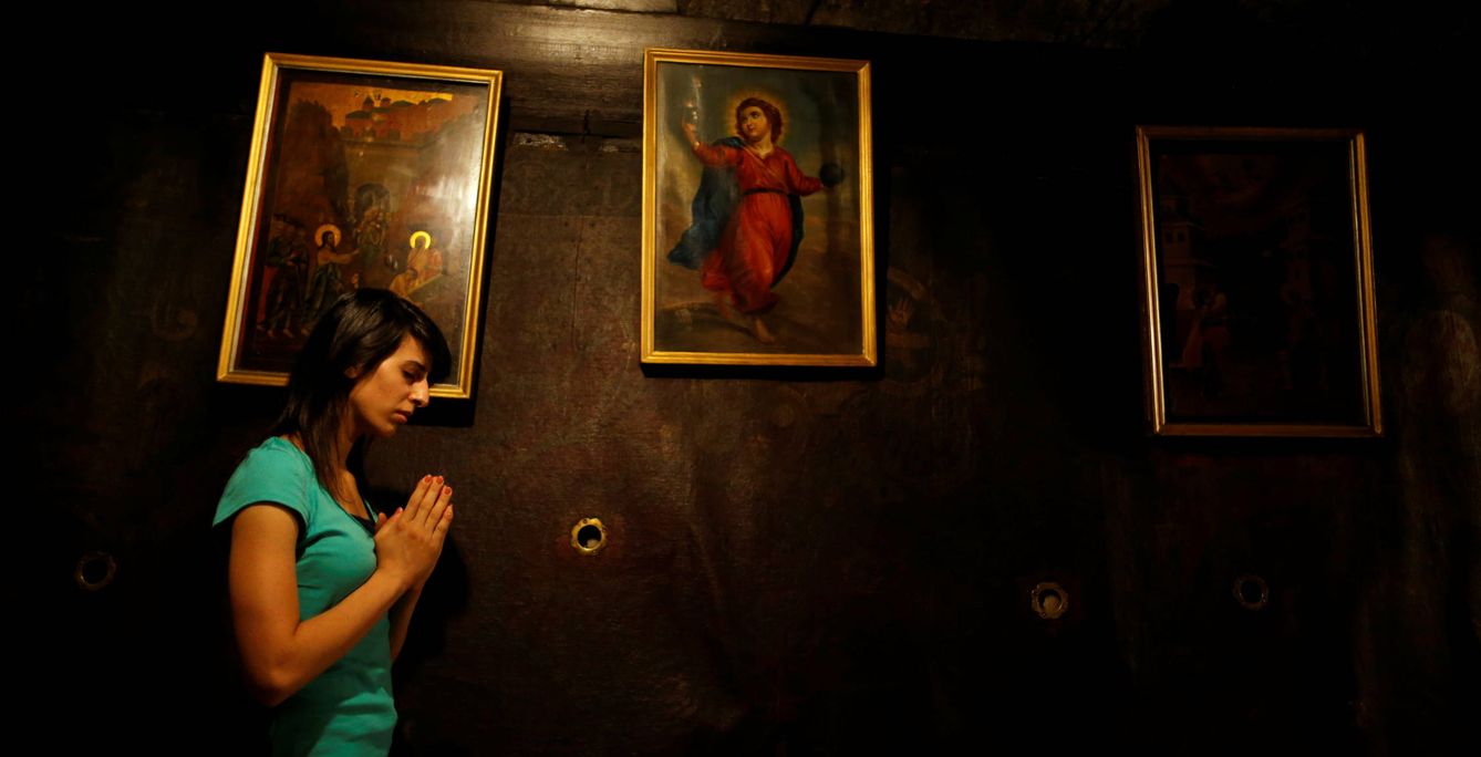 Mary Al-Atrash, nadadora y cristiana palestina, reza en la Iglesia de la Natividad, en Belén. (Reuters)