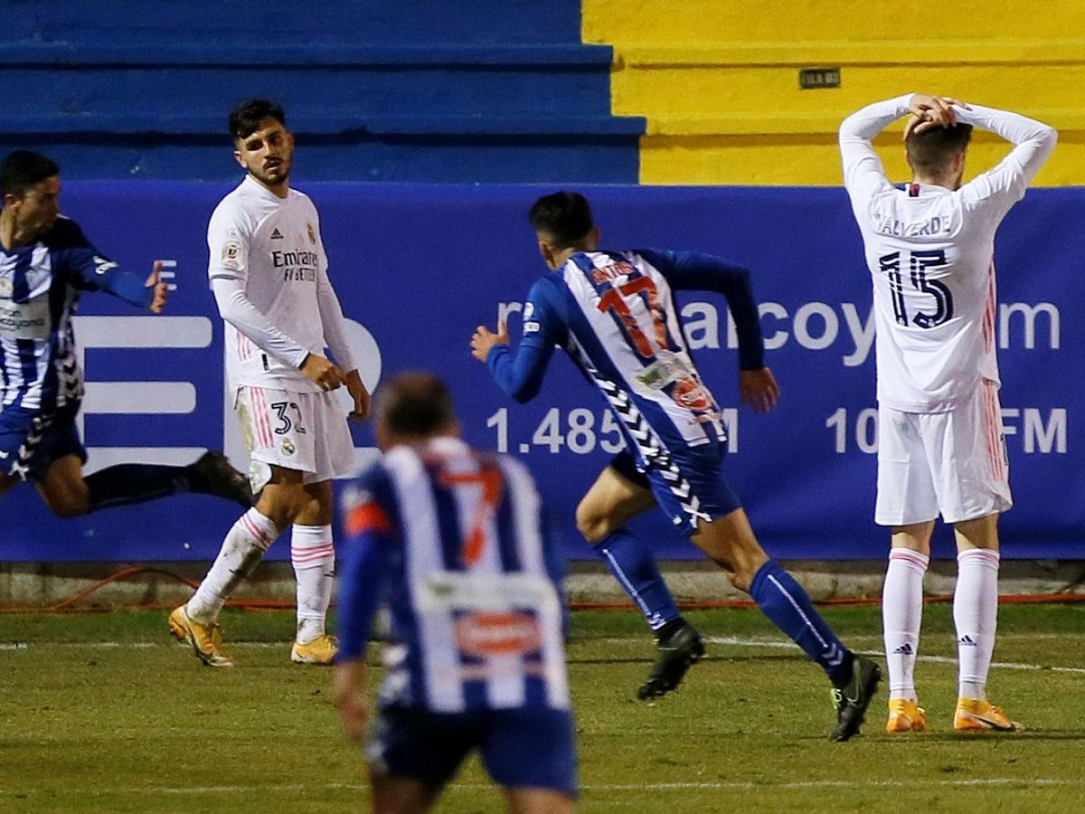 Foto: Los jugadores del Madrid, abatidos tras encajar el segundo gol del Alcoyano. (EFE)