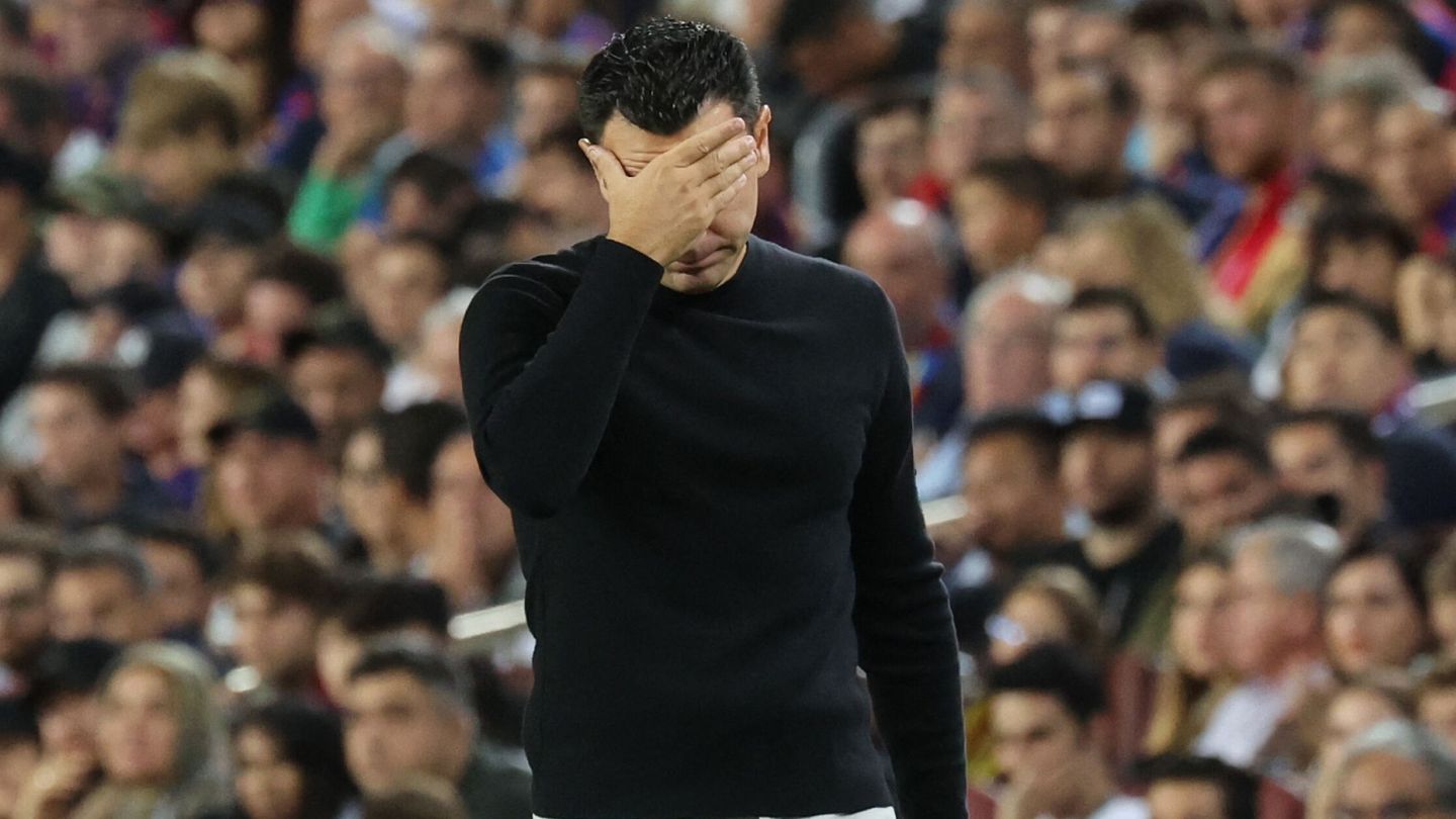 Xavi se lamenta tras el 1-2. (Reuters/Nacho Doce) 