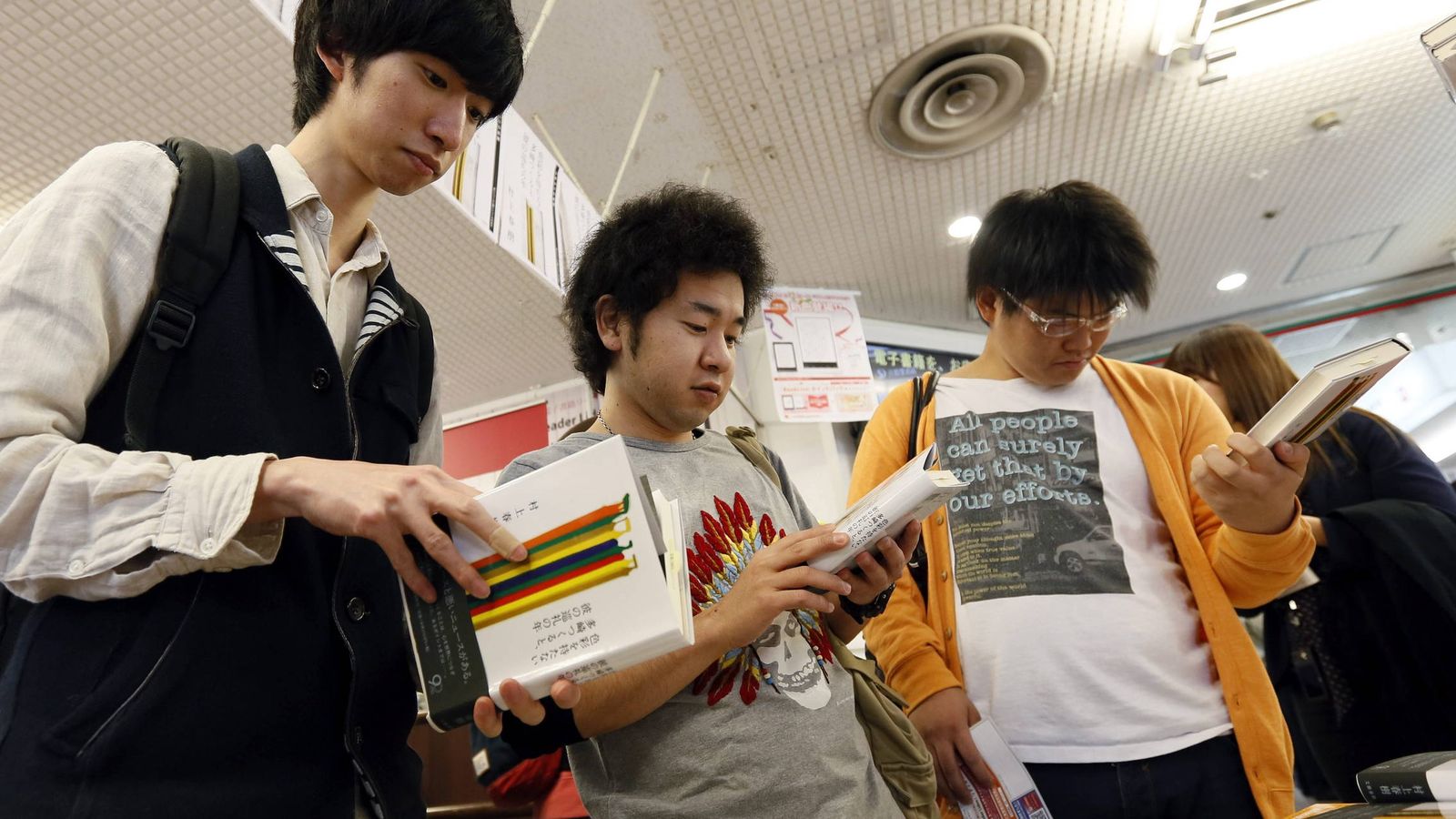 Foto: 'Groupies' de Murakami a la caza de su último libro (Efe)