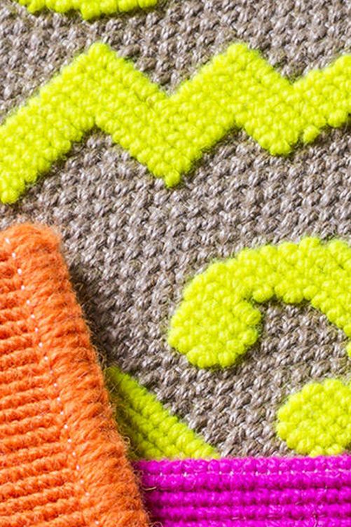 Detalle de una alfombra de lana con alegres estampados. (Cortesía de la firma)