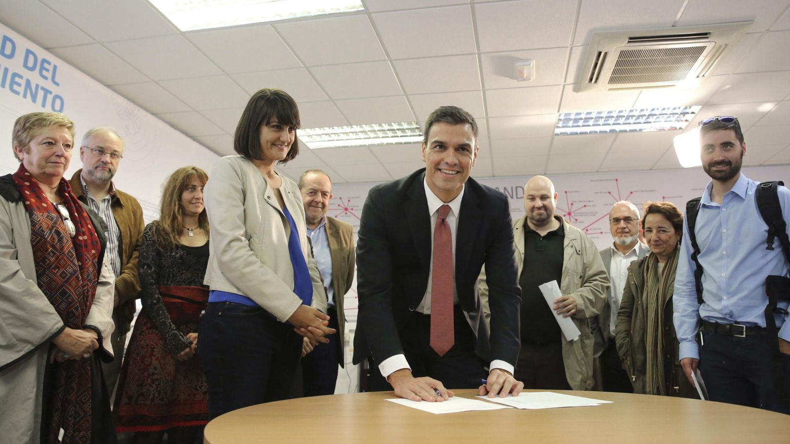 Foto: El secretario general del PSOE, Pedro Sánchez, firma el documento de compromiso con la ciencia, este 20 de octubre en Madrid. (EFE)