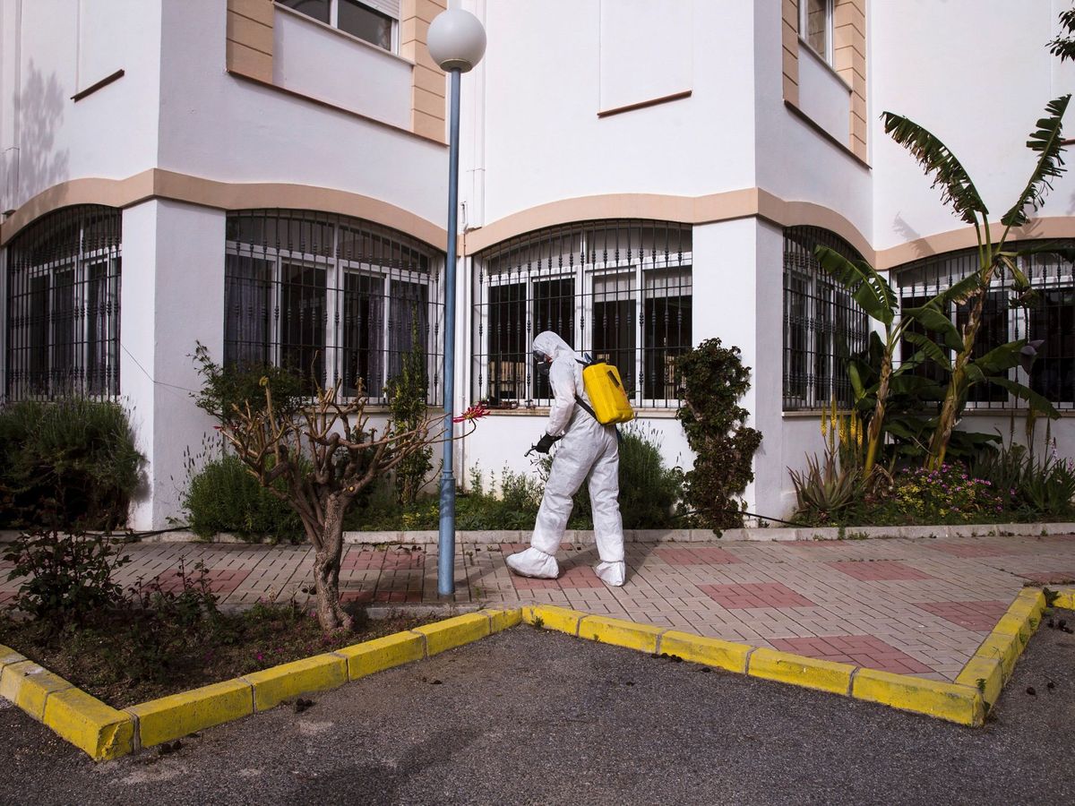 Foto: La UME desinfecta una residencia. (EFE)