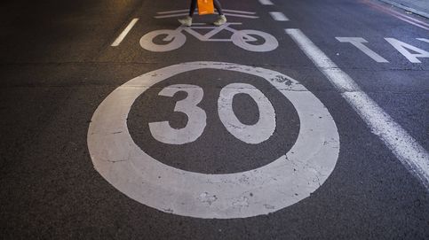 El timo de los carriles 30: nadie los respeta, apenas hay multas y el ciclista está vendido