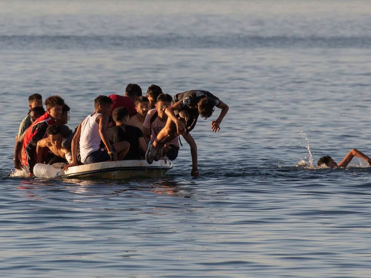 Foto: Llegada de menores migrantes a Ceuta. (EFE)
