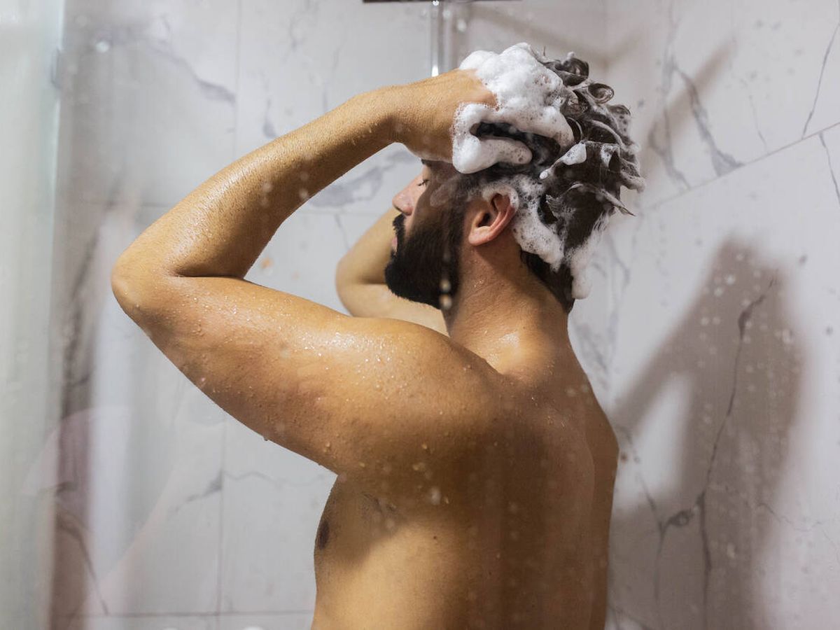 Foto: Un hombre lavándose el pelo (iStock)