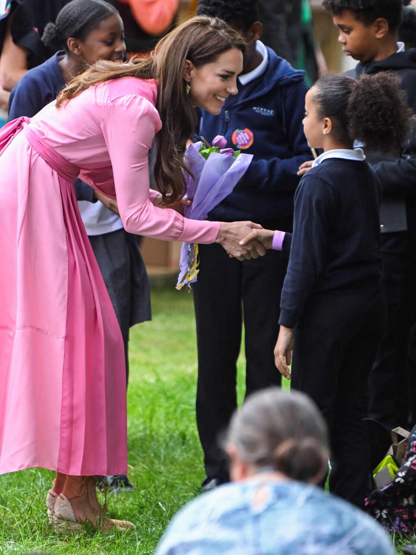 Kate Middleton saluda a una niña en el Chelsea Floral Show. (Reuters)