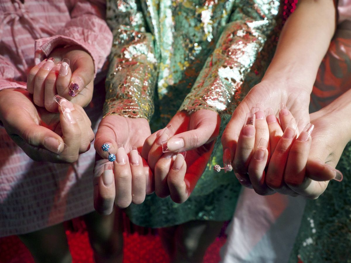 Foto: Abusar de esmaltes de dudosa calidad puede debilitar las uñas. (Imaxtree)