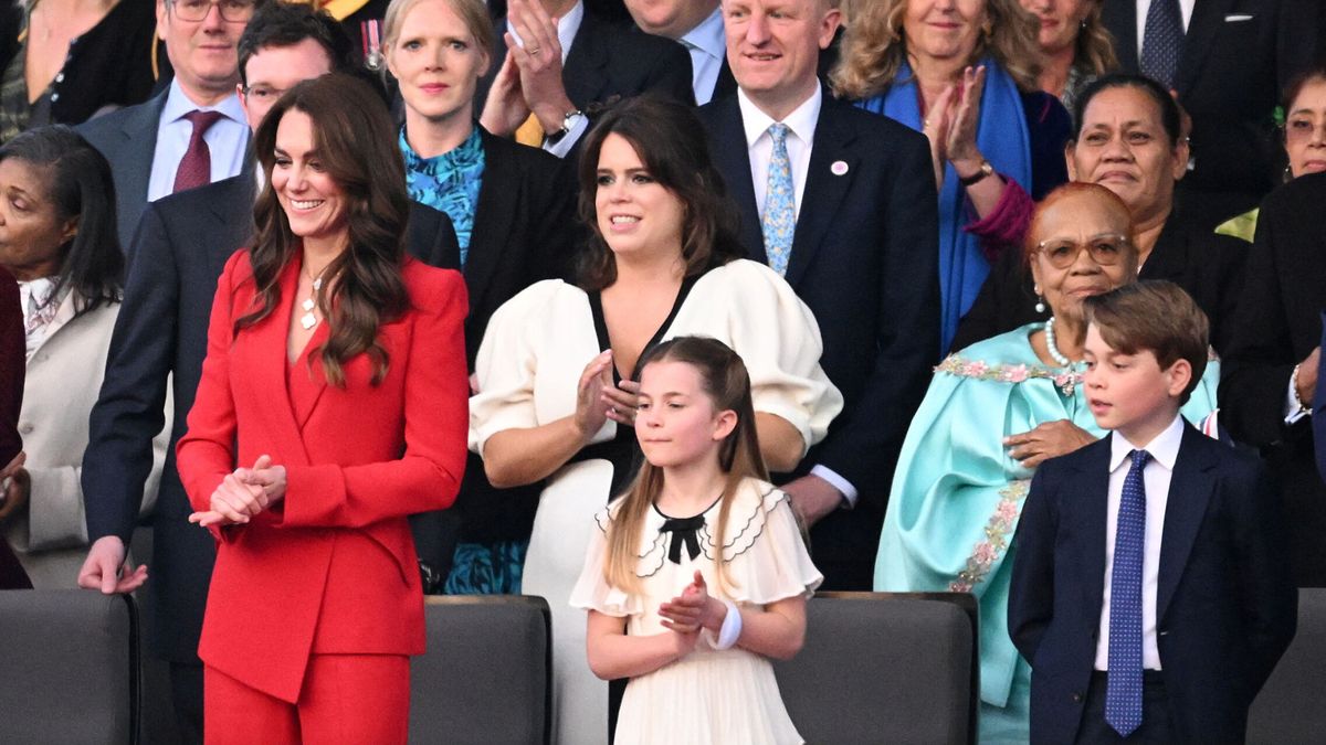 Kate Middleton, de rojo, y Charlotte, marca España: el broche de oro de madre e hija en la coronación