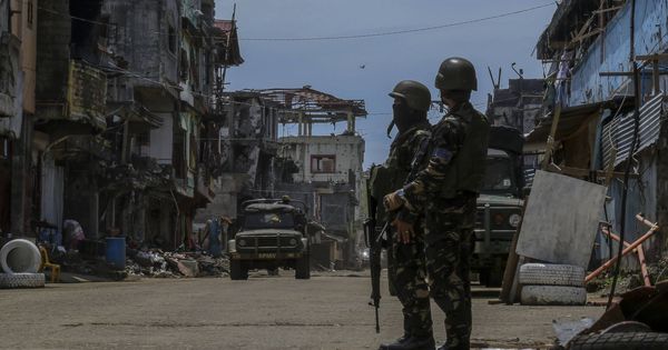 Foto: Dos soldados del ejército filipino en el Este de Marawi durante la ofensiva contra el Estado Islámico. (A. Ponce)