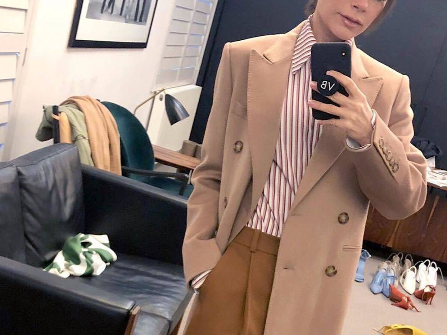 Este abrigo es todo un icono: de doble botonadura y con grandes solapas. (Instagram)