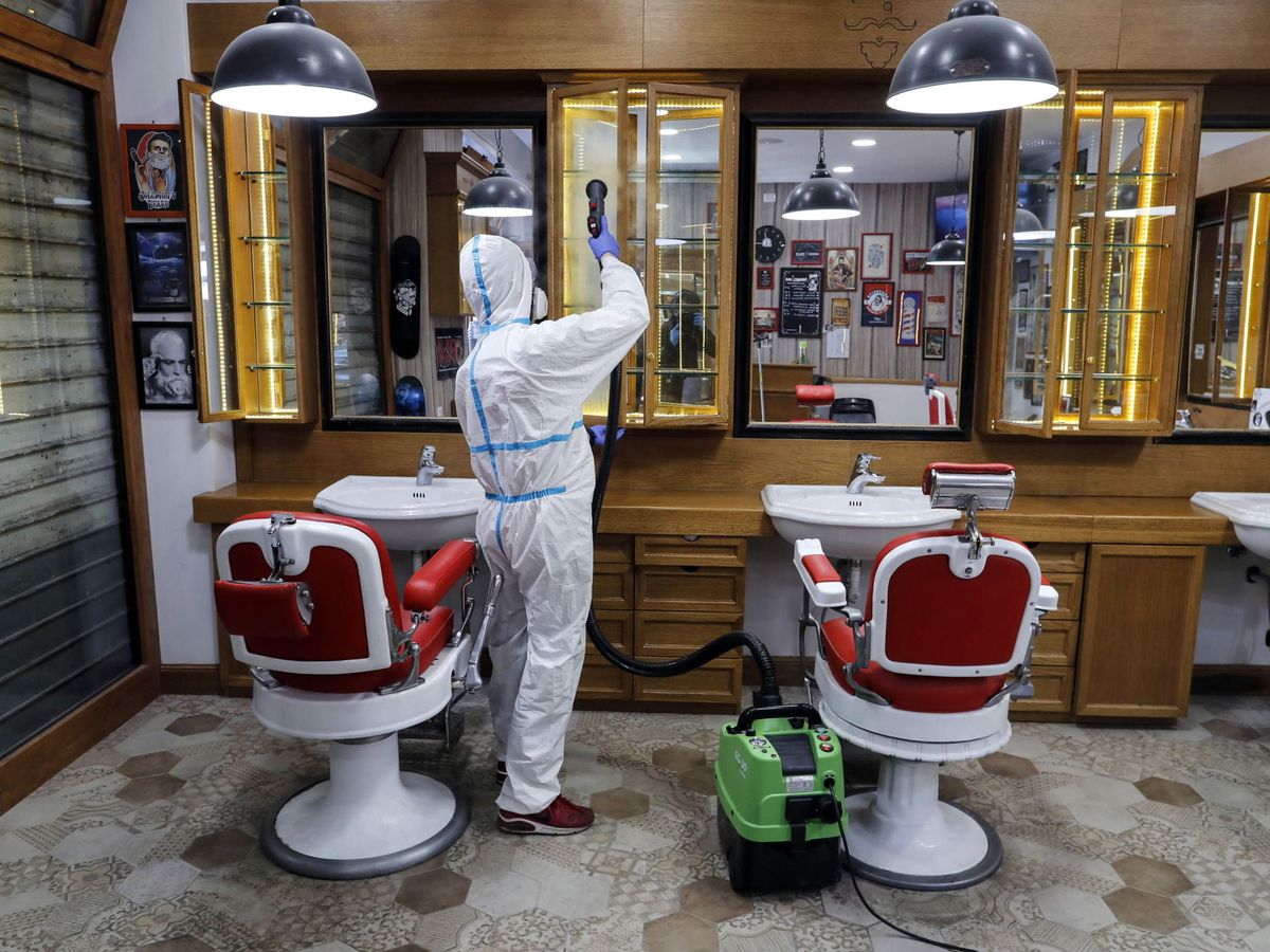 Foto: Desinfección de una barbería en Roma. (EFE)
