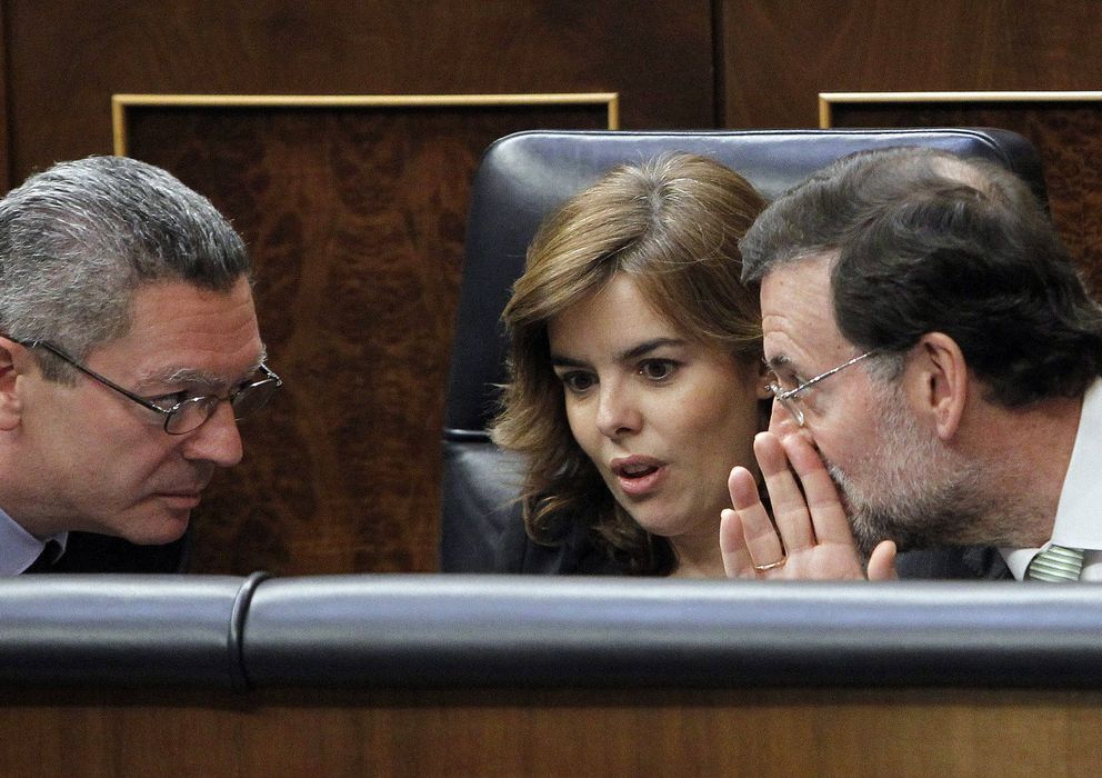 Foto: El presidente del Gobierno, Mariano Rajoy, la vicepresidenta del Gobierno, Soraya Sáenz de Santamaría y al ministro de Justicia, Alberto Ruiz-Gallardón. (EFE)