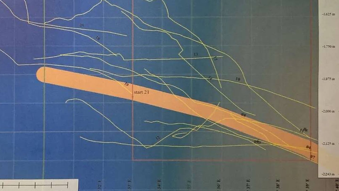 Mapa de las huellas de Silver Star en las 20 pasadas realizadas hasta ahora. La trayectoria más probable del IM1, basada en los datos del sismómetro de la isla de Manus, se muestra como el arco naranja grueso. (Avi Loeb)