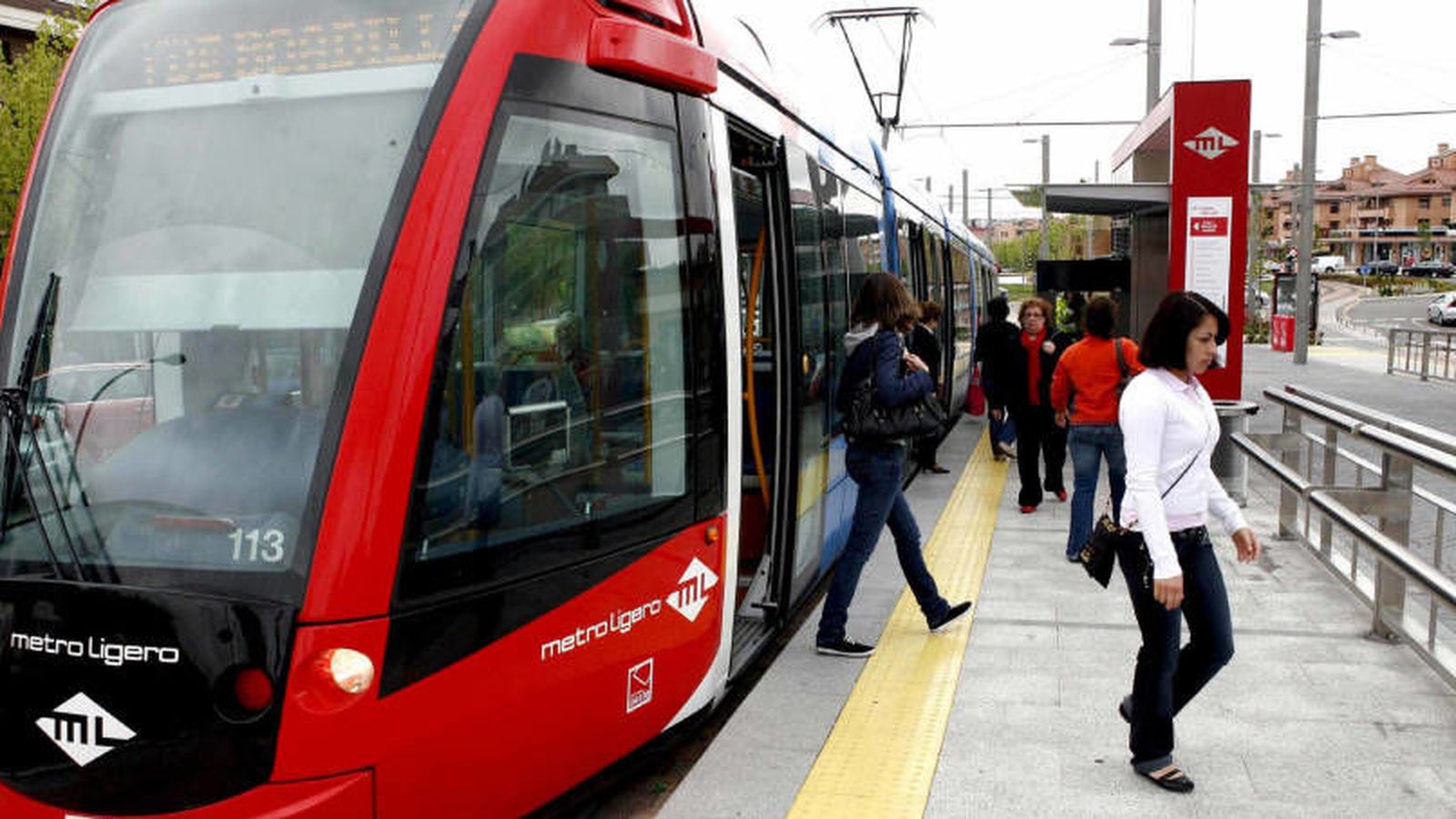 Foto: El 55% de los viajeros piensan que el Metro de Madrid ha perdido calidad en los últimos años. (EFE)