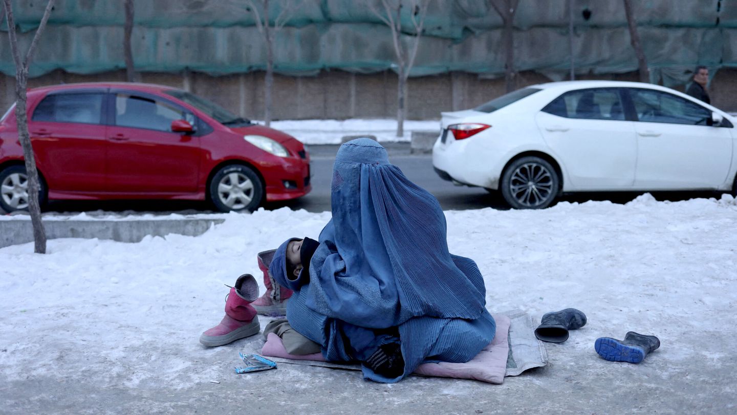 Una mujer con un niño pide en las calles de Kabul. (Reuters/Ali Khara)