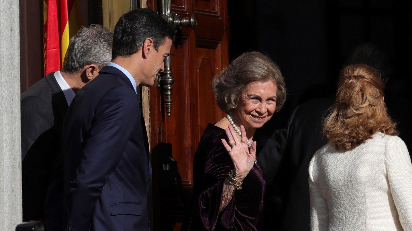 Foto: Pedro Sánchez, con la presidenta del Congreso y la reina Sofía, este 6 de diciembre en el Congreso. (EFE)