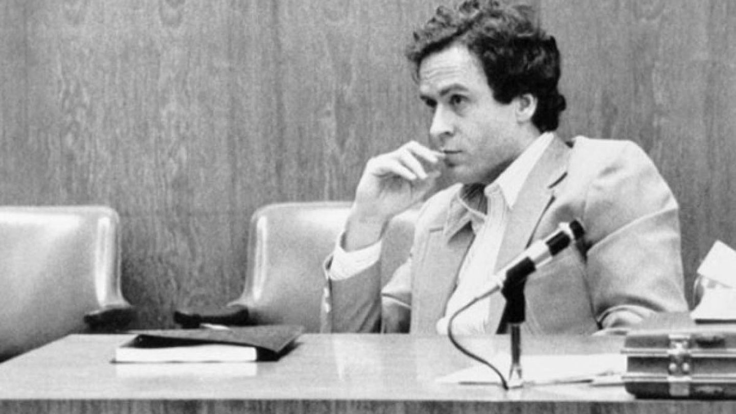 Ted Bundy, durante el juicio. (Netflix)