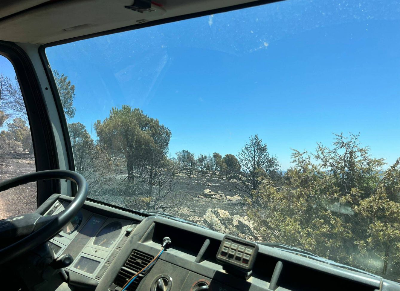Vista del monte calcinado desde el interior de un camión de bomberos. (A. F.)
