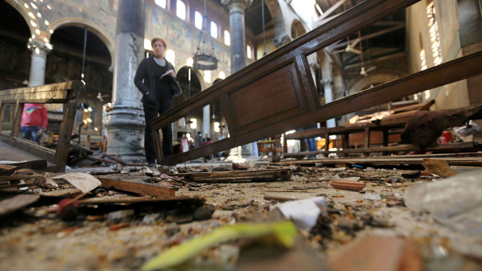 Al menos 25 muertos en un atentado contra la catedral cristiana copta en El  Cairo
