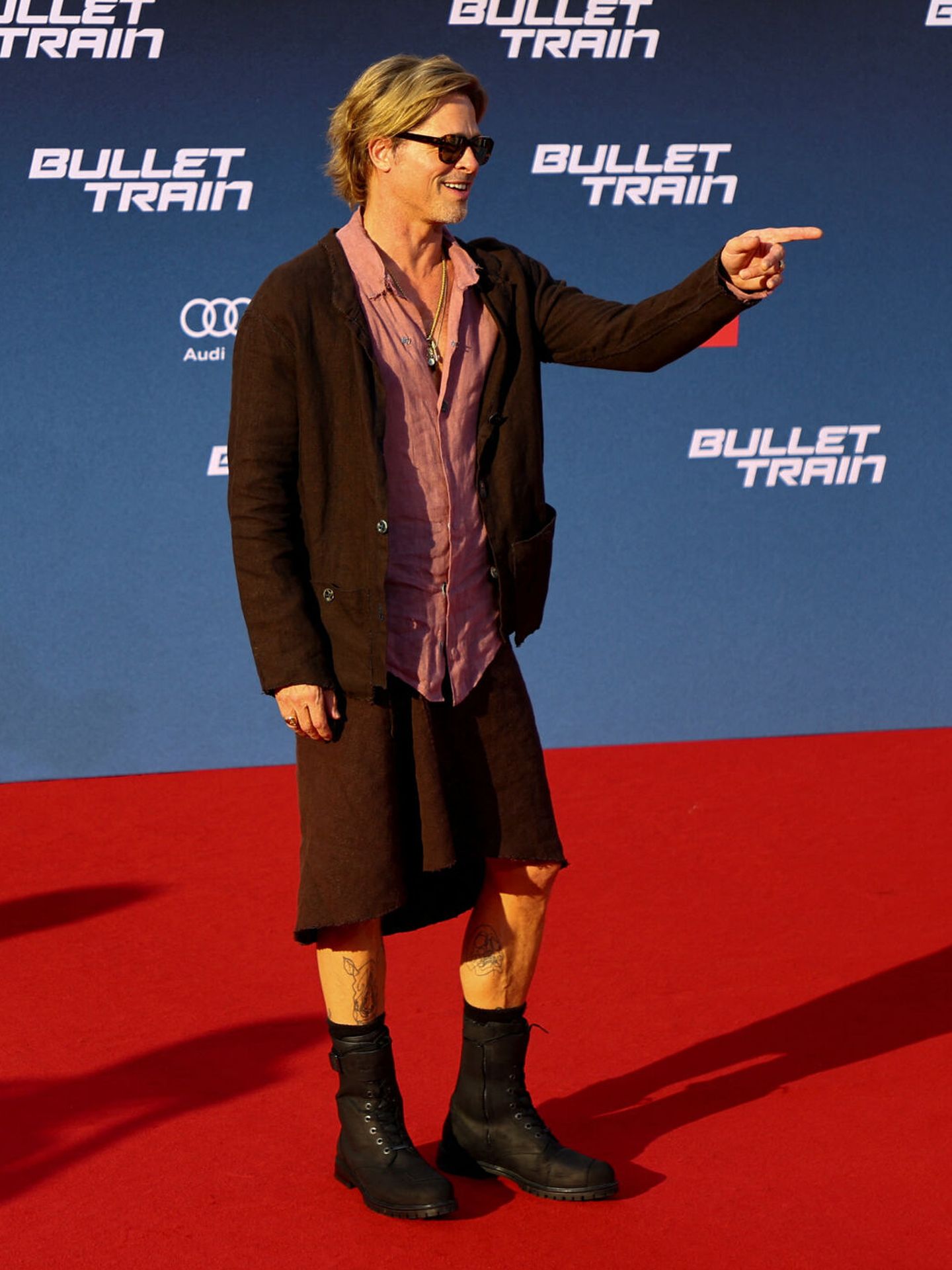 Brad Pitt posa con falda en el estreno de su nueva película en Berlín. (Reuters)