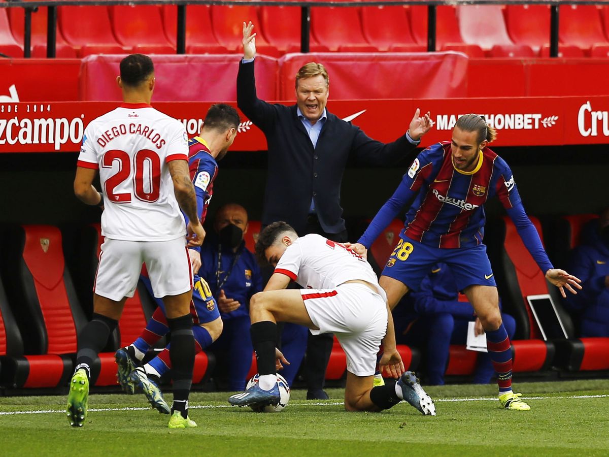 Foto: El técnico azulgrana reclama una falta sobre Leo Messi bajo la atenta mirada de Óscar Mingueza. (Reuters)