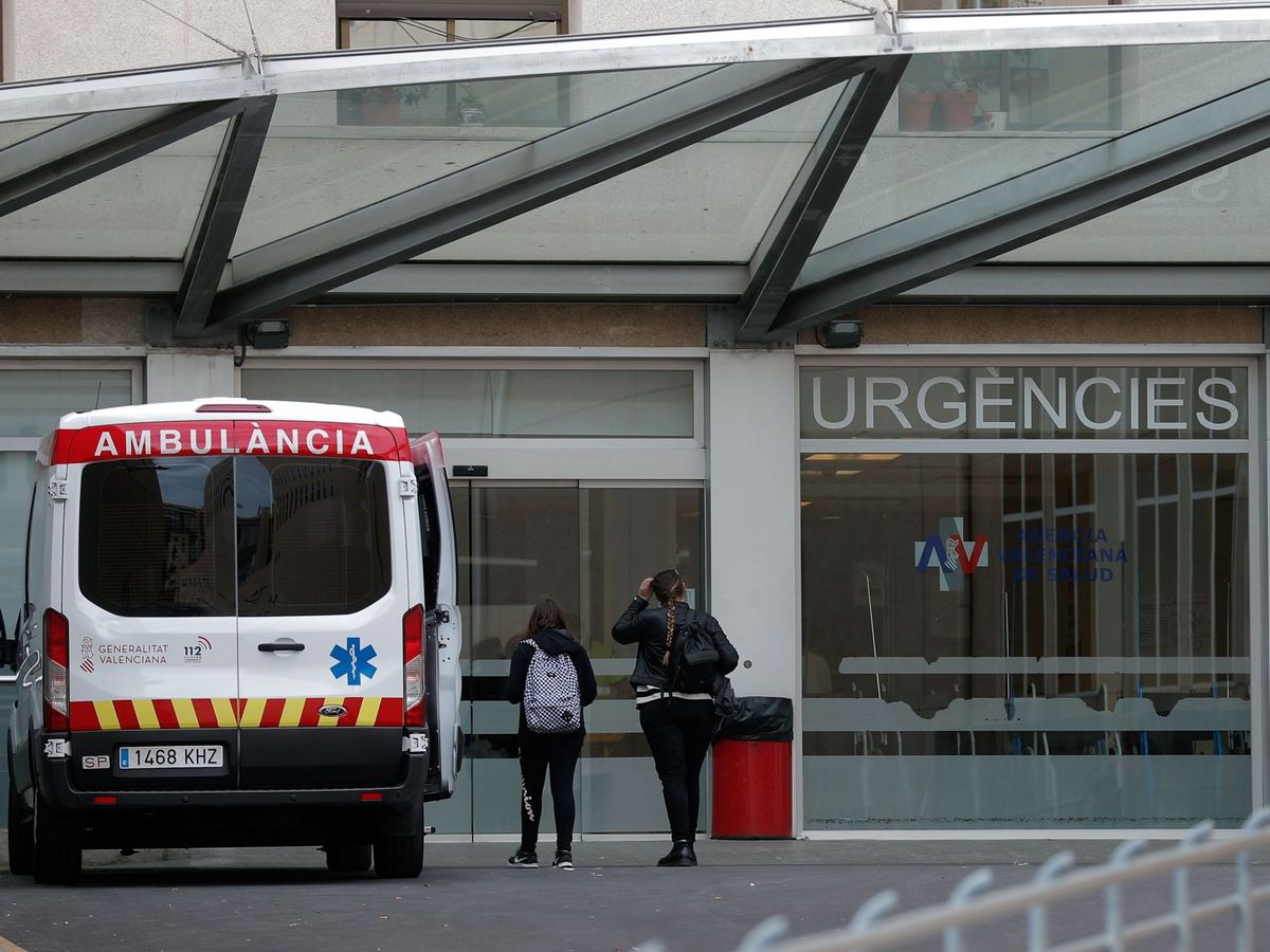 Foto: Una ambulancia, en un hospital valenciano. (EFE)