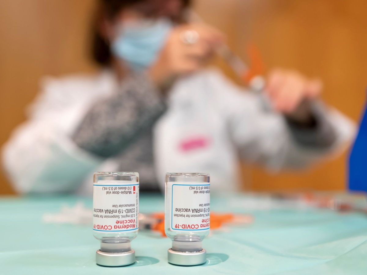 Foto: Una enfermera prepara una dosis de la vacuna contra el covid. (EFE/Javier Belver)