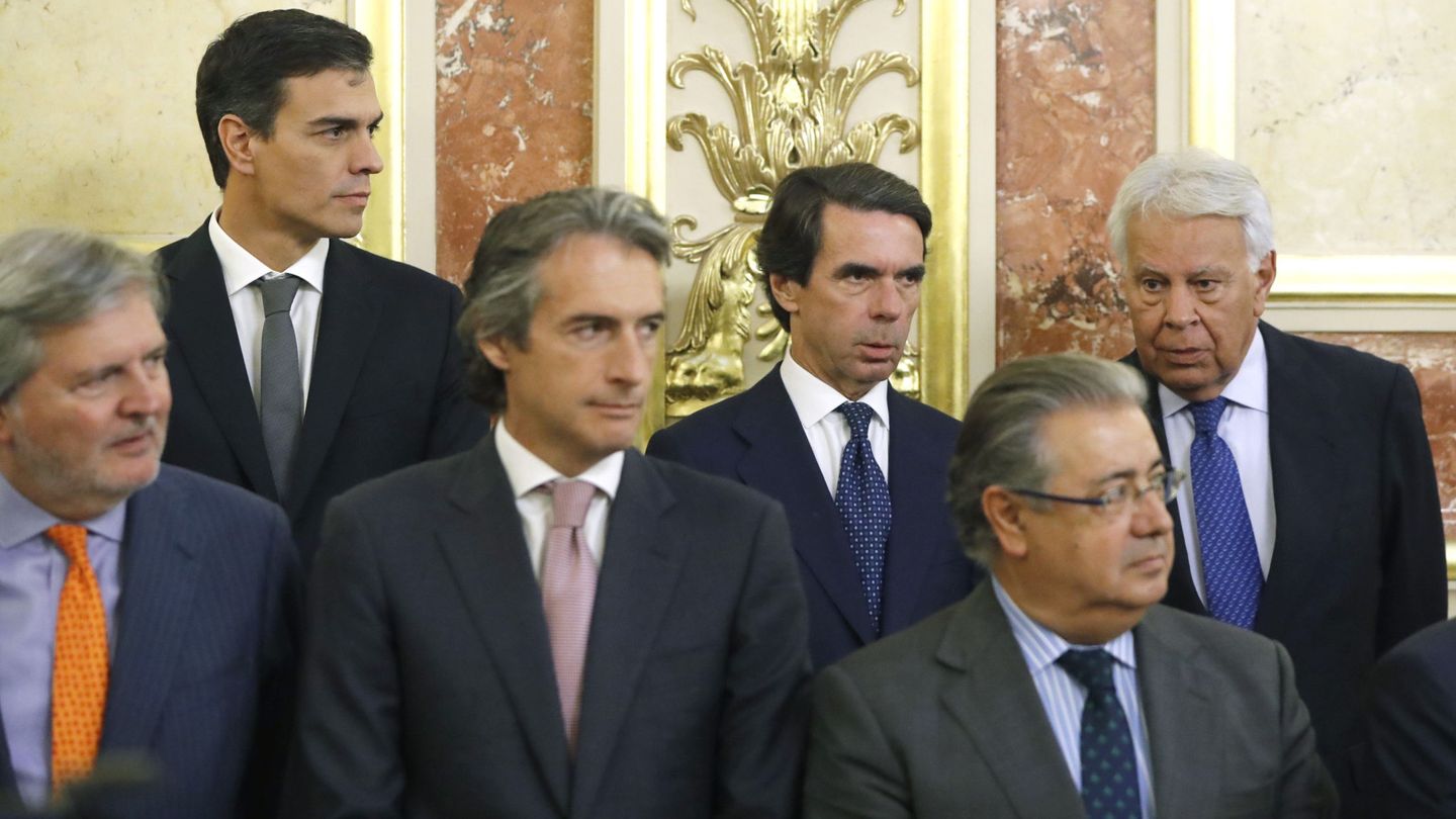 En la fila de atrás, Pedro Sánchez, José María Aznar, Felipe González. (EFE)