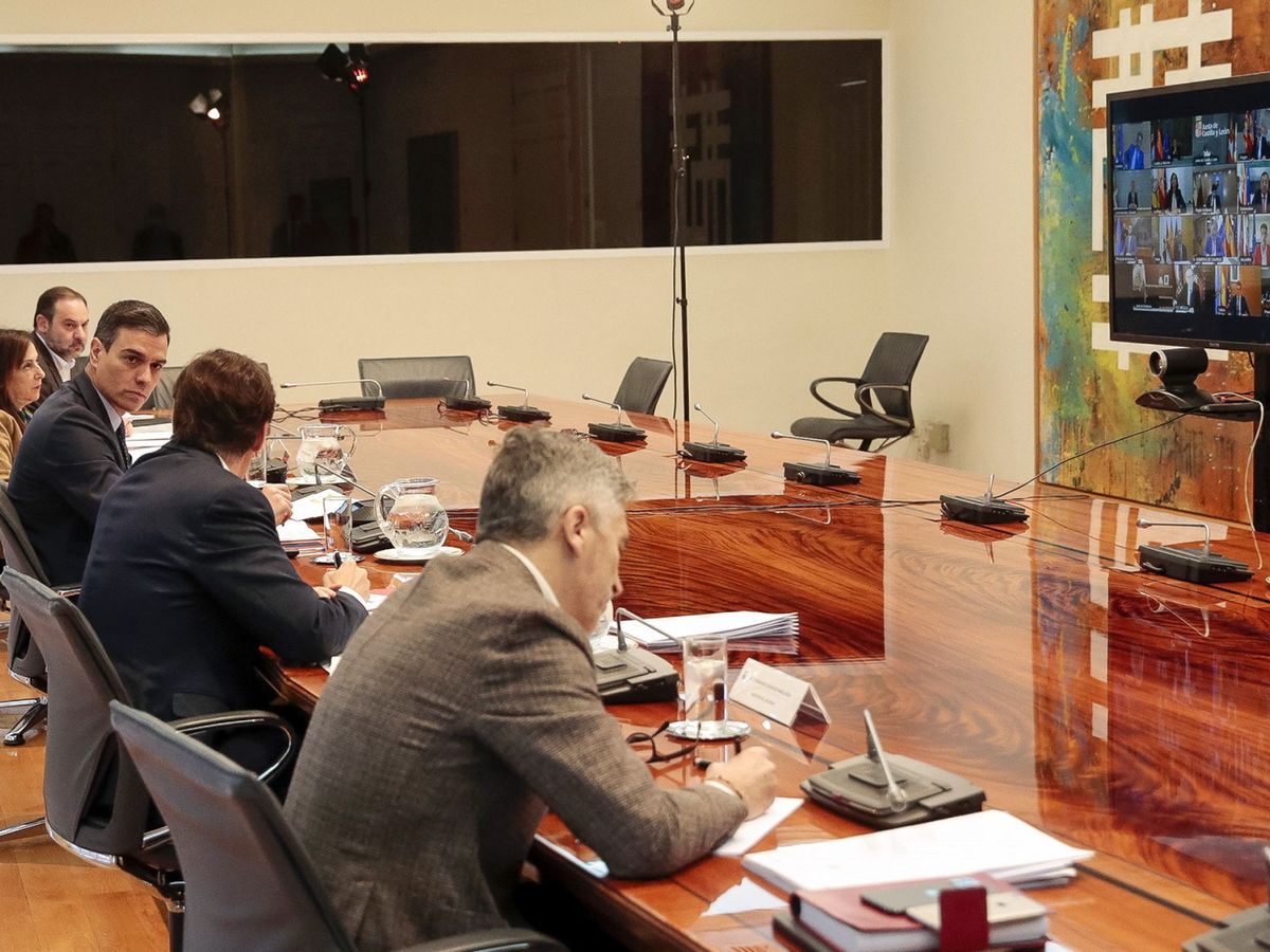 Foto: Pedro Sánchez, con los ministros con competencias delegadas, durante la videoconferencia con los presidentes autonómicos, este 22 de marzo. (EFE)