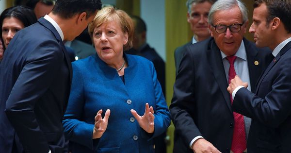 Foto: Pedro Sánchez charla con Angela Merkel, este 17 de octubre en Bélgica, en la cumbre europea. (Reuters)