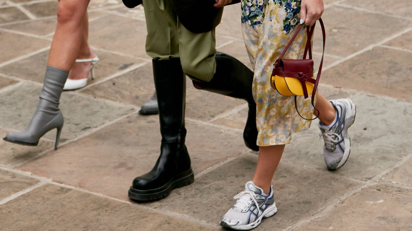 Foto: Las zapatillas confirman su reinado en los streetstyle de eventos como la Semana de la Moda de Londres. (Imaxtree)