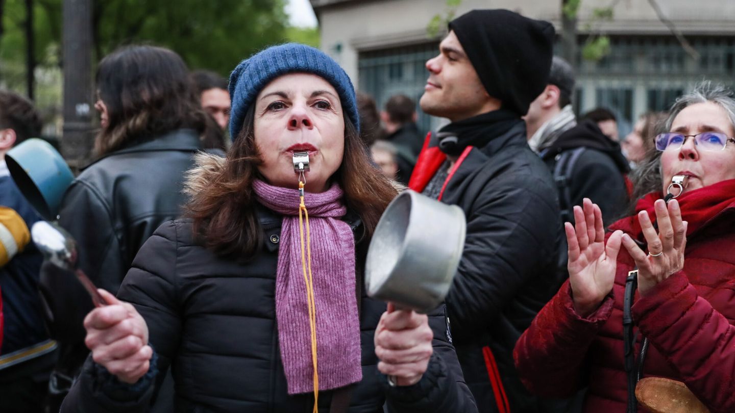 Protestas en las calles de Francia por la reforma de la jubilación. (EFE/Teresa Suarez)
