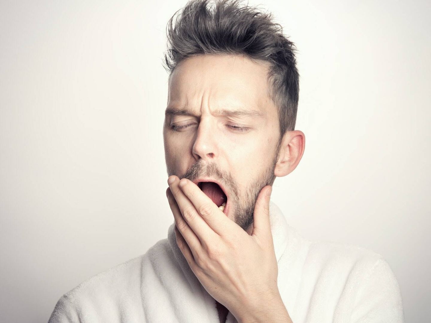 Una investigación reveló que los hombres se inclinaban por la comida menos saludable después dormir mal (Unsplash)