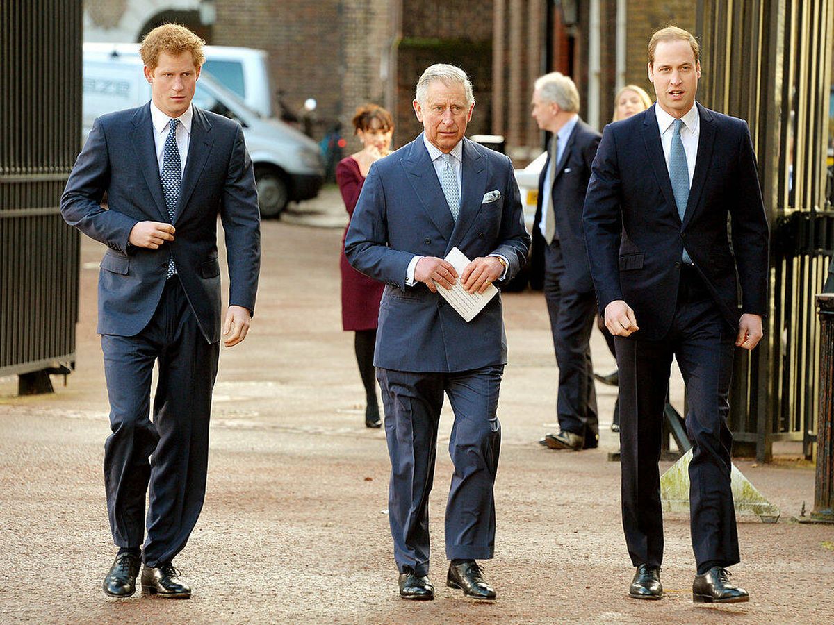 Foto: Carlos III, junto a sus hijos Harry y Guillermo en una imagen de archivo. (Getty)
