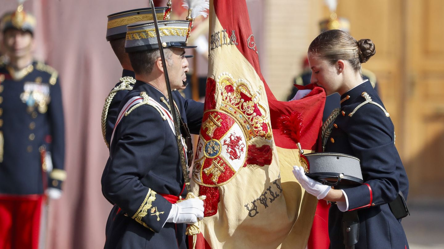 La Princesa de Asturias besa la bandera. (EFE/Javier Cebollada)