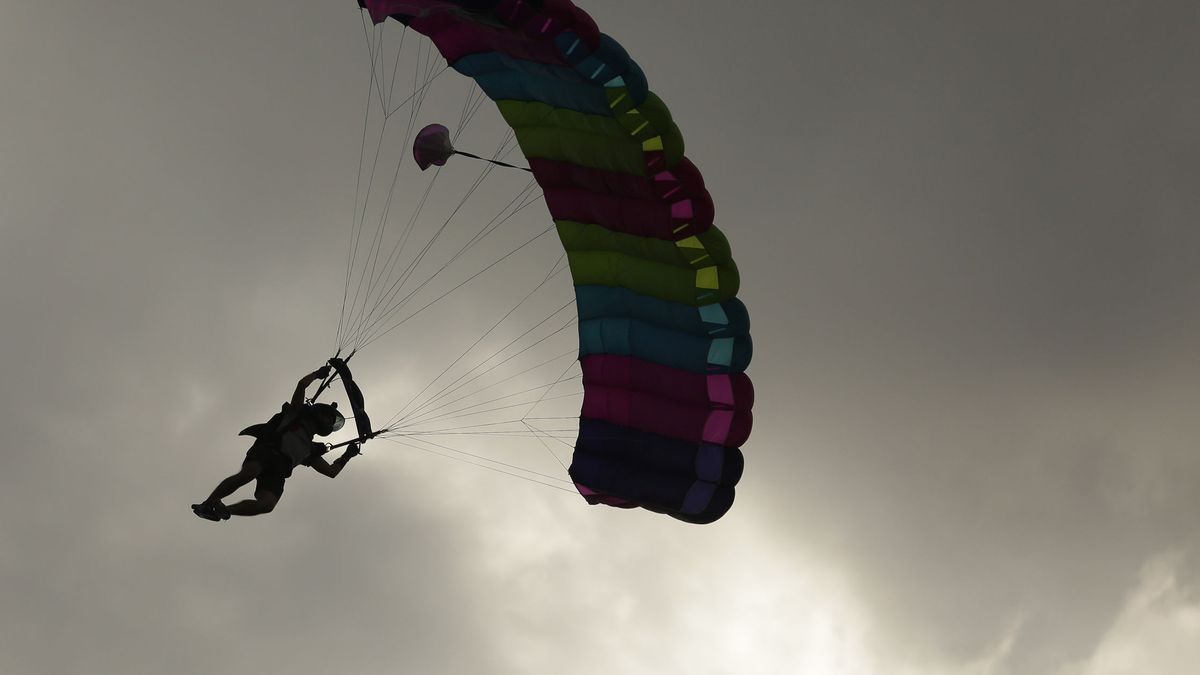Un paracaidista salva la vida de milagro pese a desmayarse durante la caída