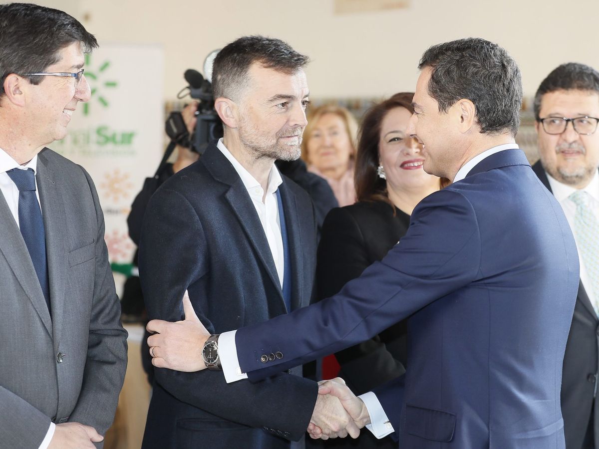 Foto: Juanma Moreno saluda a Antonio Maíllo, en el Parlamento andaluz. (EFE)