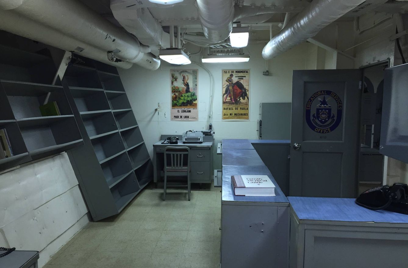 Carteles de toreros dentro del USS Wisconsin. (Foto: Pepe Cervera)