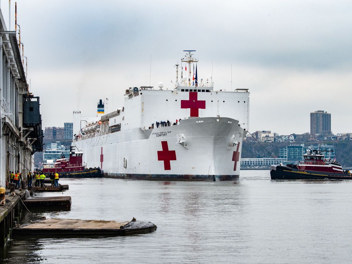 Foto: El buque de la Marina de EEUU USNS Comfort llega a Nueva York (EFE)