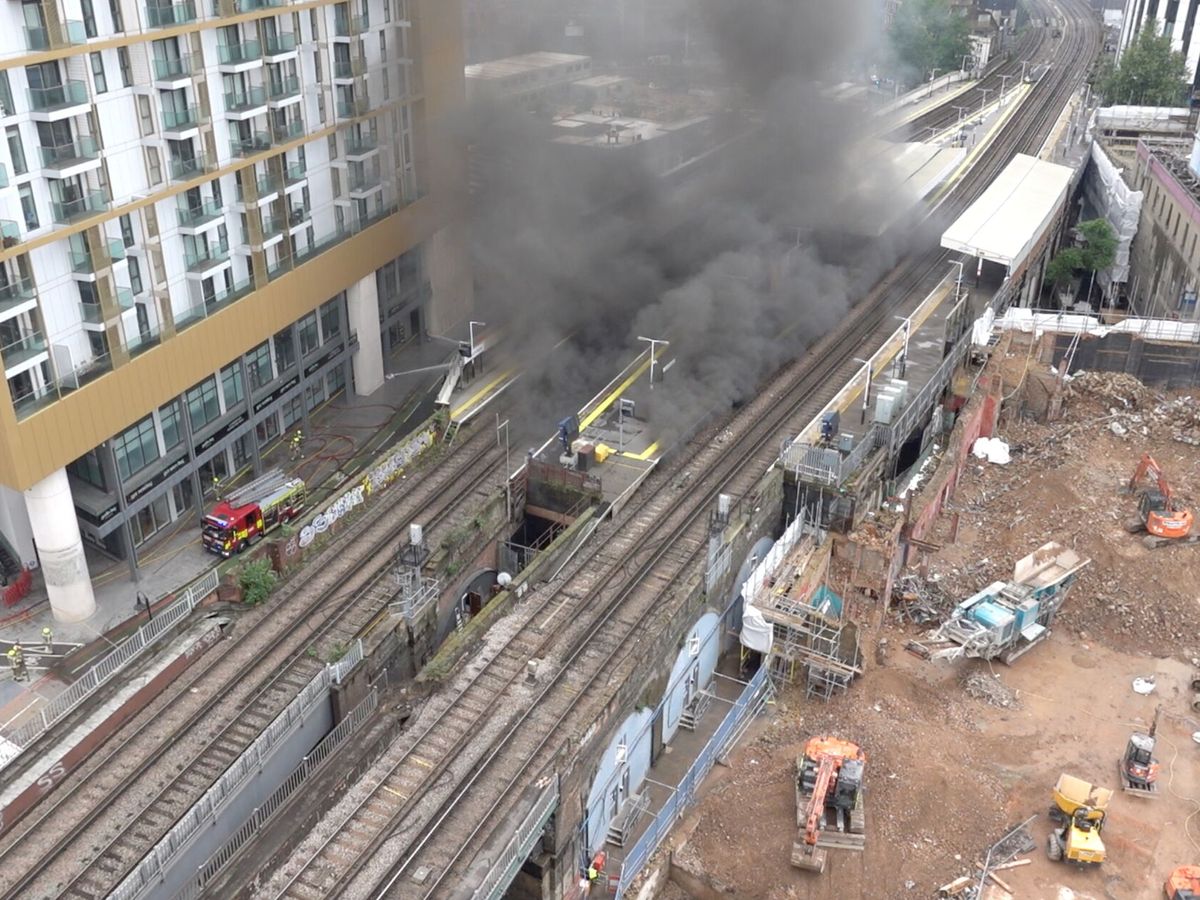 Foto: Declarado un gran incendio cerca de la estación Elephant and Castle de Londres. (Reuters) 